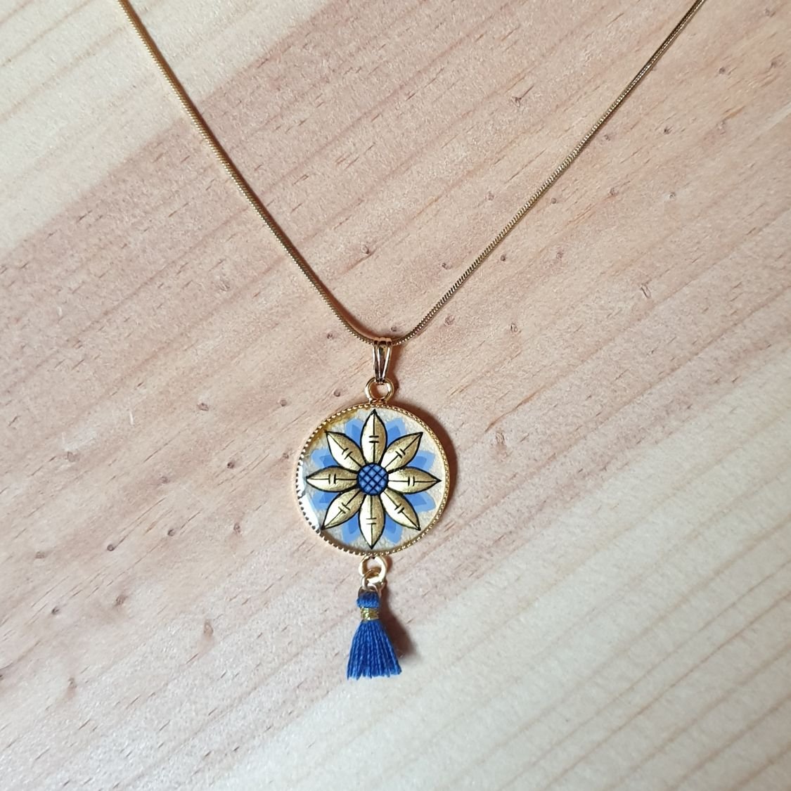 Guld/blått blomsterhalsband med hänge på guldkedja