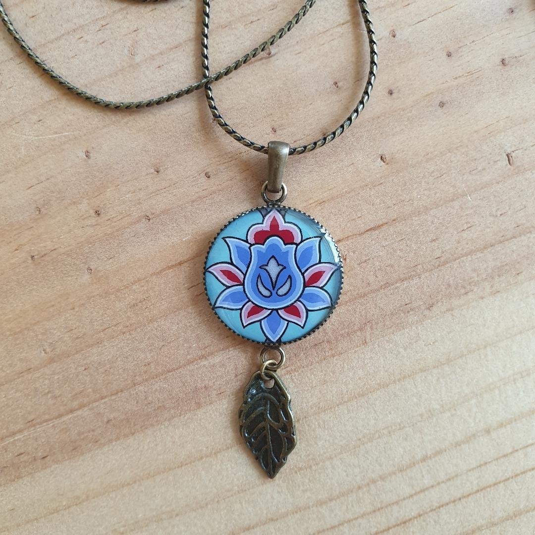 Halsband med grön/blå/rosa blomma på silverkedja