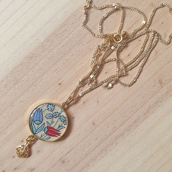 Halsband h&auml;ngande upplysta orientaliska blommor runt halsen eller halsband