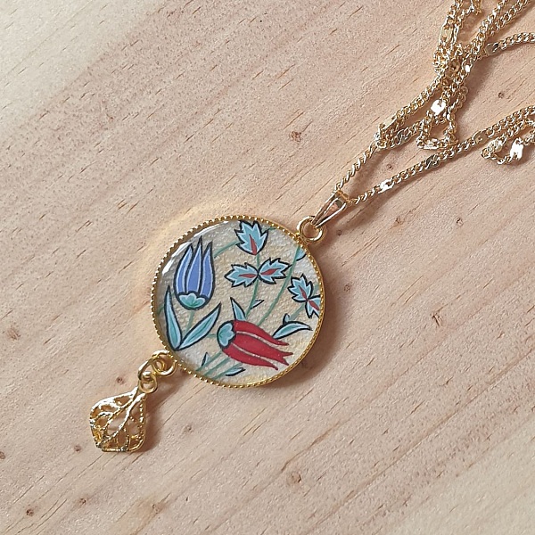 Halsband h&auml;ngande upplysta orientaliska blommor runt halsen eller halsband