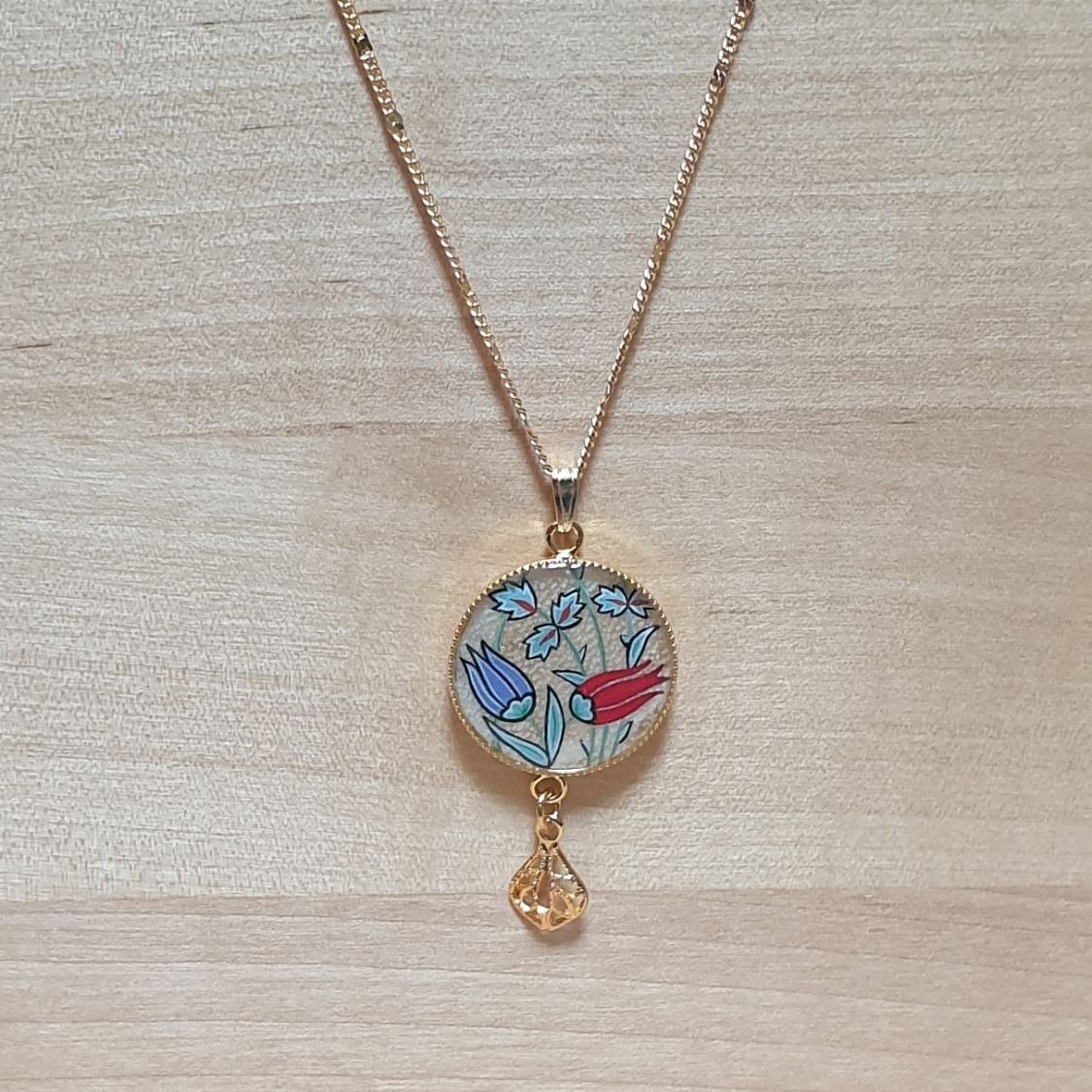 Halsband hängande upplysta orientaliska blommor runt halsen eller halsband
