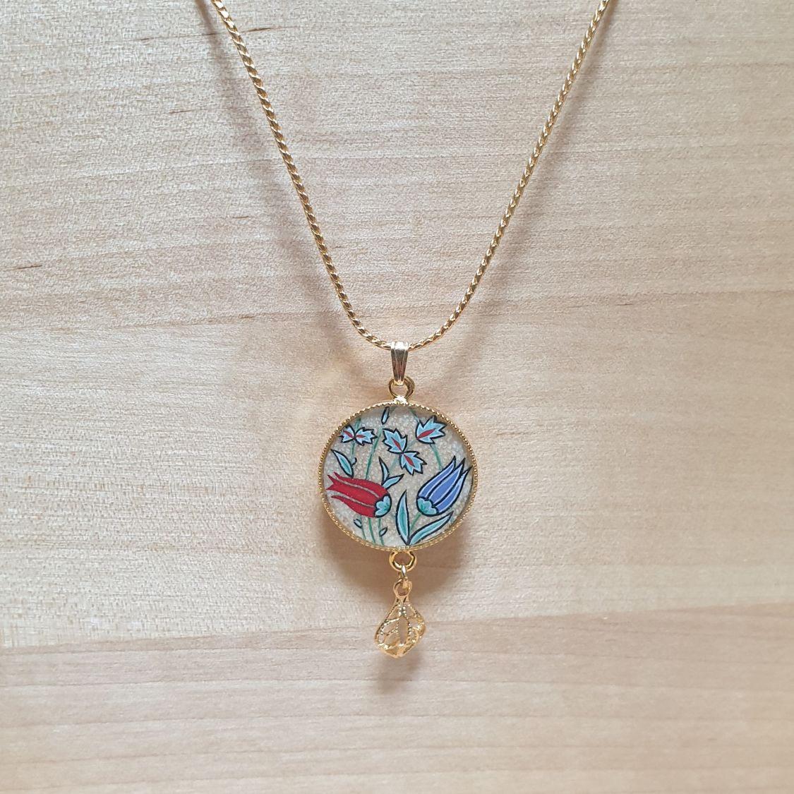 Halsband hängande upplysta orientaliska blommor runt halsen eller halsband