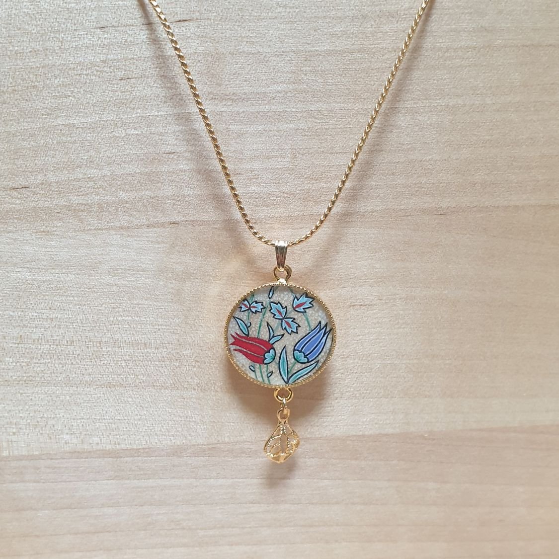 Halsband hängande upplysta orientaliska blommor runt halsen eller halsband
