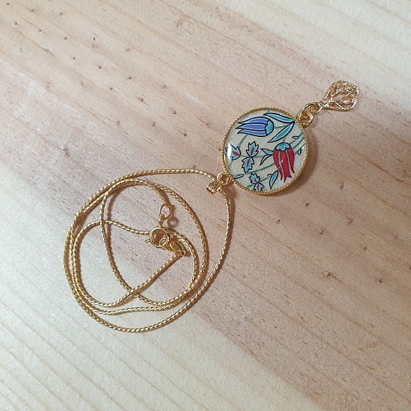 Halsband h&auml;ngande upplysta orientaliska blommor runt halsen eller halsband