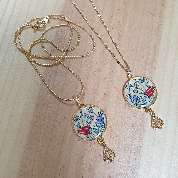 Halsband h&auml;ngande upplysta orientaliska blommor runt halsen eller halsband