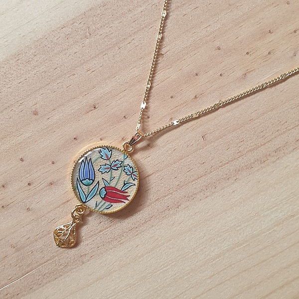 Halsband h&auml;ngande upplysta orientaliska blommor runt halsen eller halsband