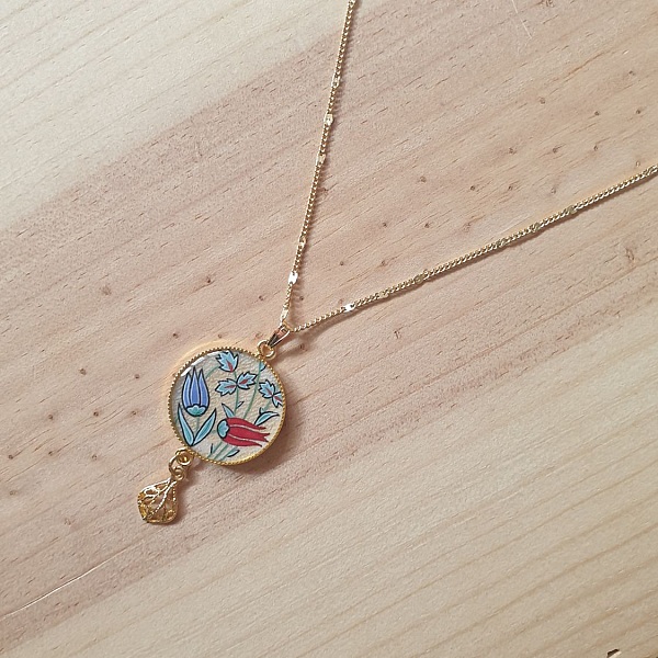 Halsband h&auml;ngande upplysta orientaliska blommor runt halsen eller halsband