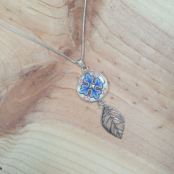 Collier pendentif motif v&eacute;g&eacute;tal et feuille sur cha&icirc;ne argent&eacute;e