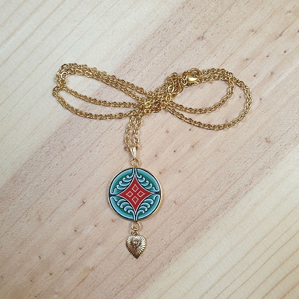 Collier pendentif motif v&eacute;g&eacute;tal m&eacute;di&eacute;val