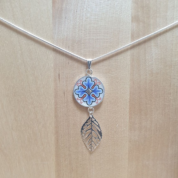 Collier pendentif motif v&eacute;g&eacute;tal et feuille sur cha&icirc;ne argent&eacute;e