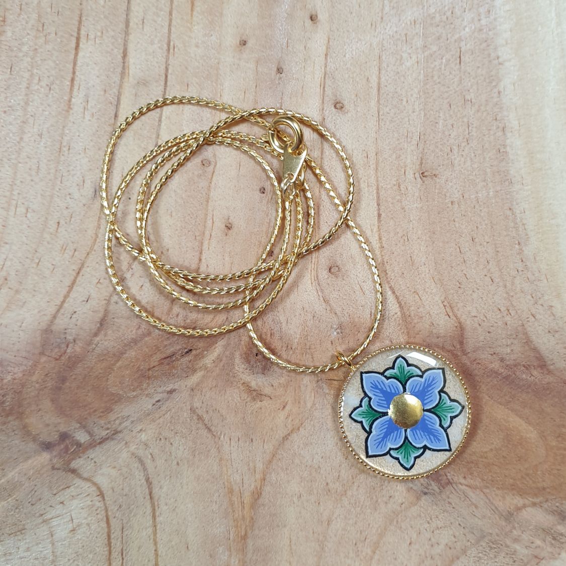 Halsband med rosa eller blå blommor på guldkedja