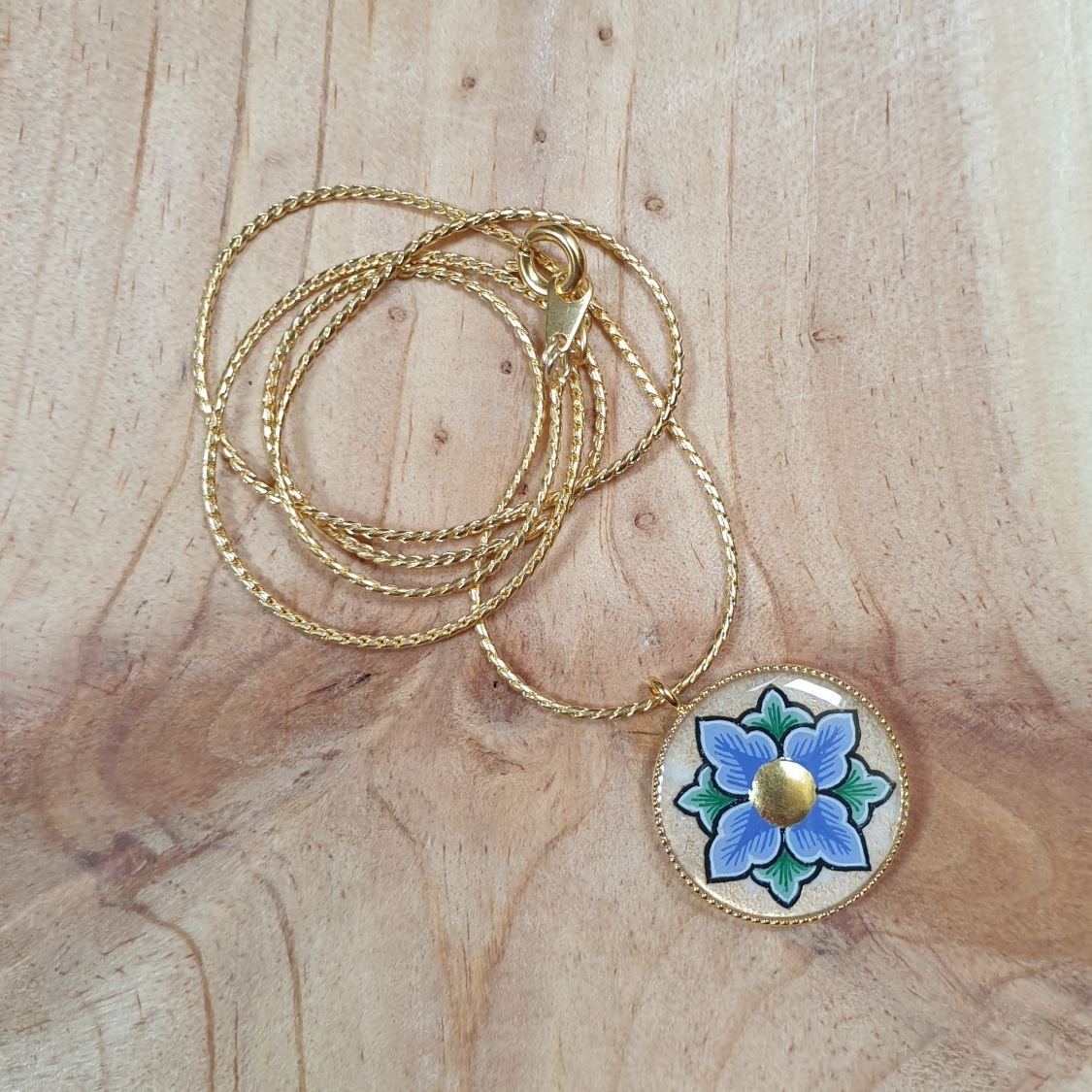 Halsband med rosa eller blå blommor på guldkedja