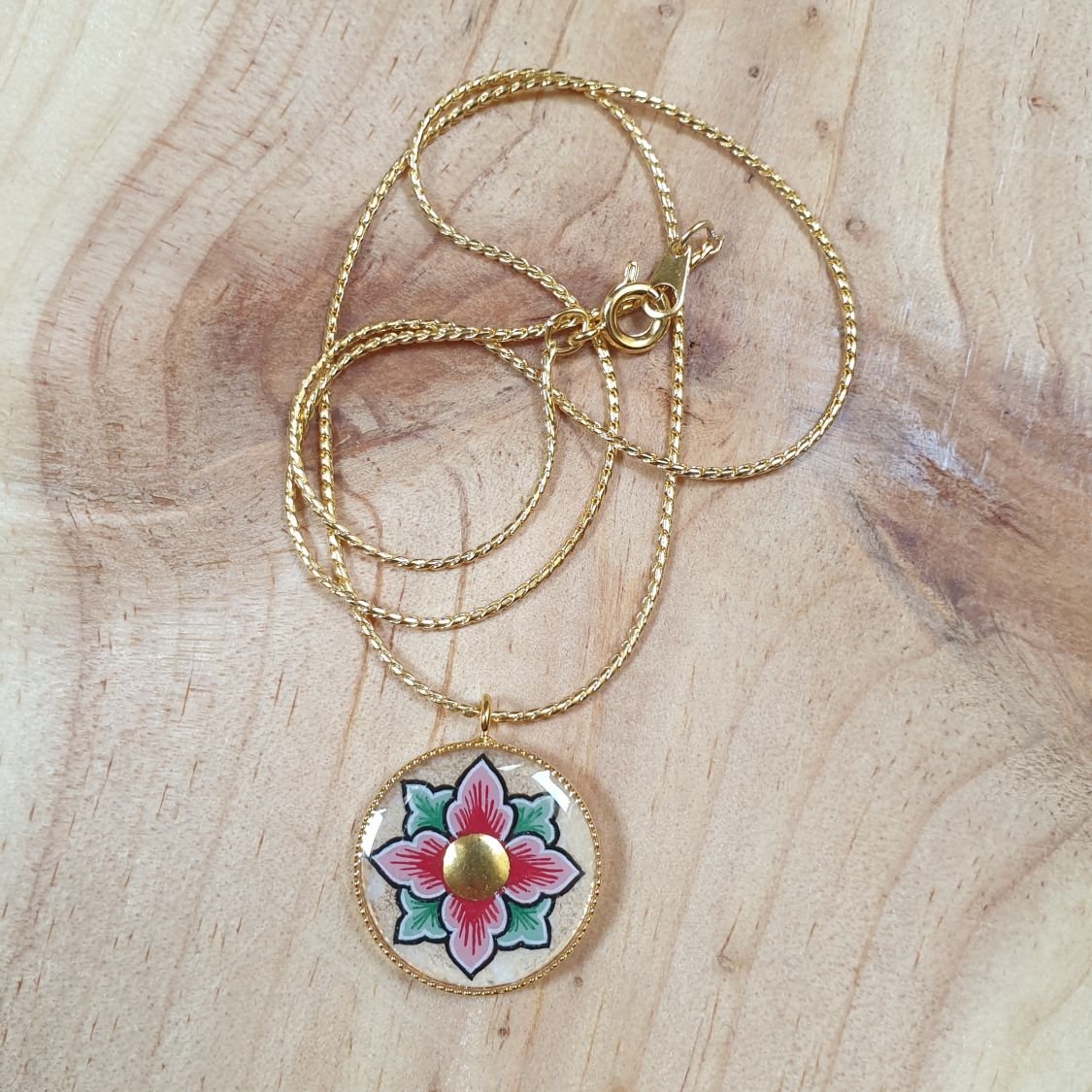 Halsband med rosa eller blå blommor på guldkedja