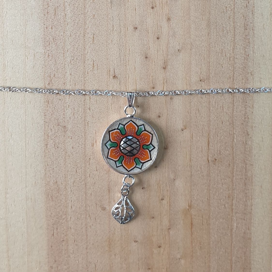 Halsband med orange/gyllene vårblomma på silverkedja