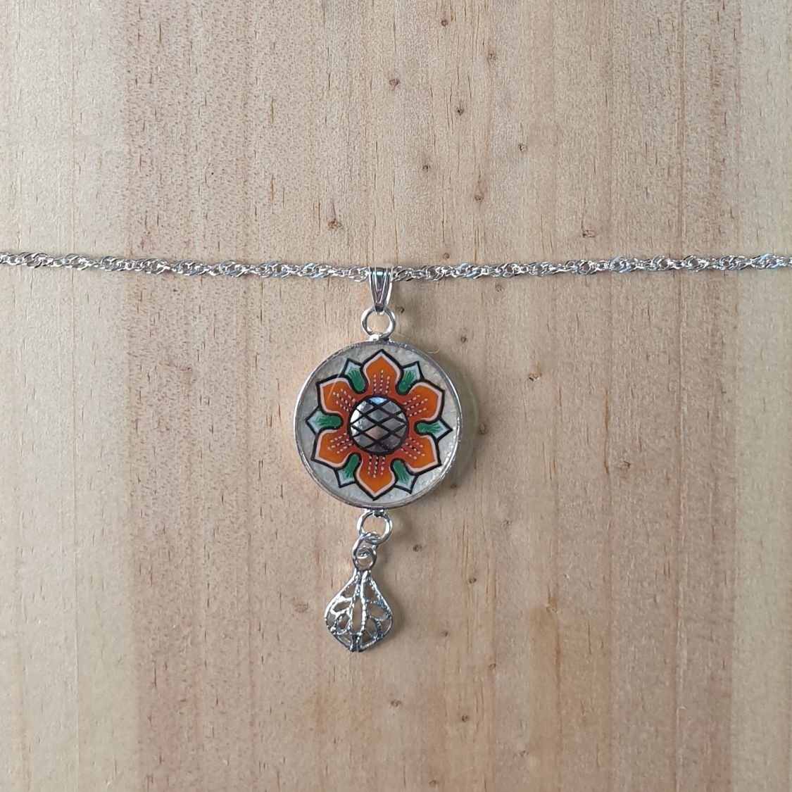 Halsband med orange/gyllene vårblomma på silverkedja