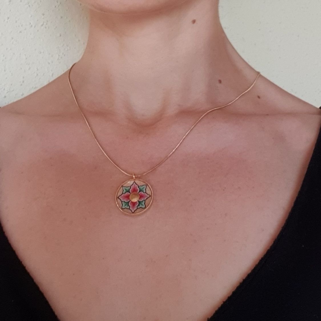 Halsband med rosa eller blå blommor på guldkedja