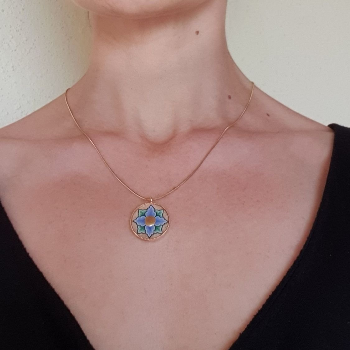 Halsband med rosa eller blå blommor på guldkedja