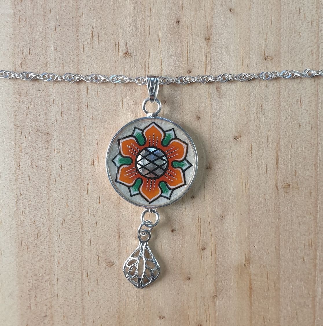 Halsband med orange/gyllene vårblomma på silverkedja