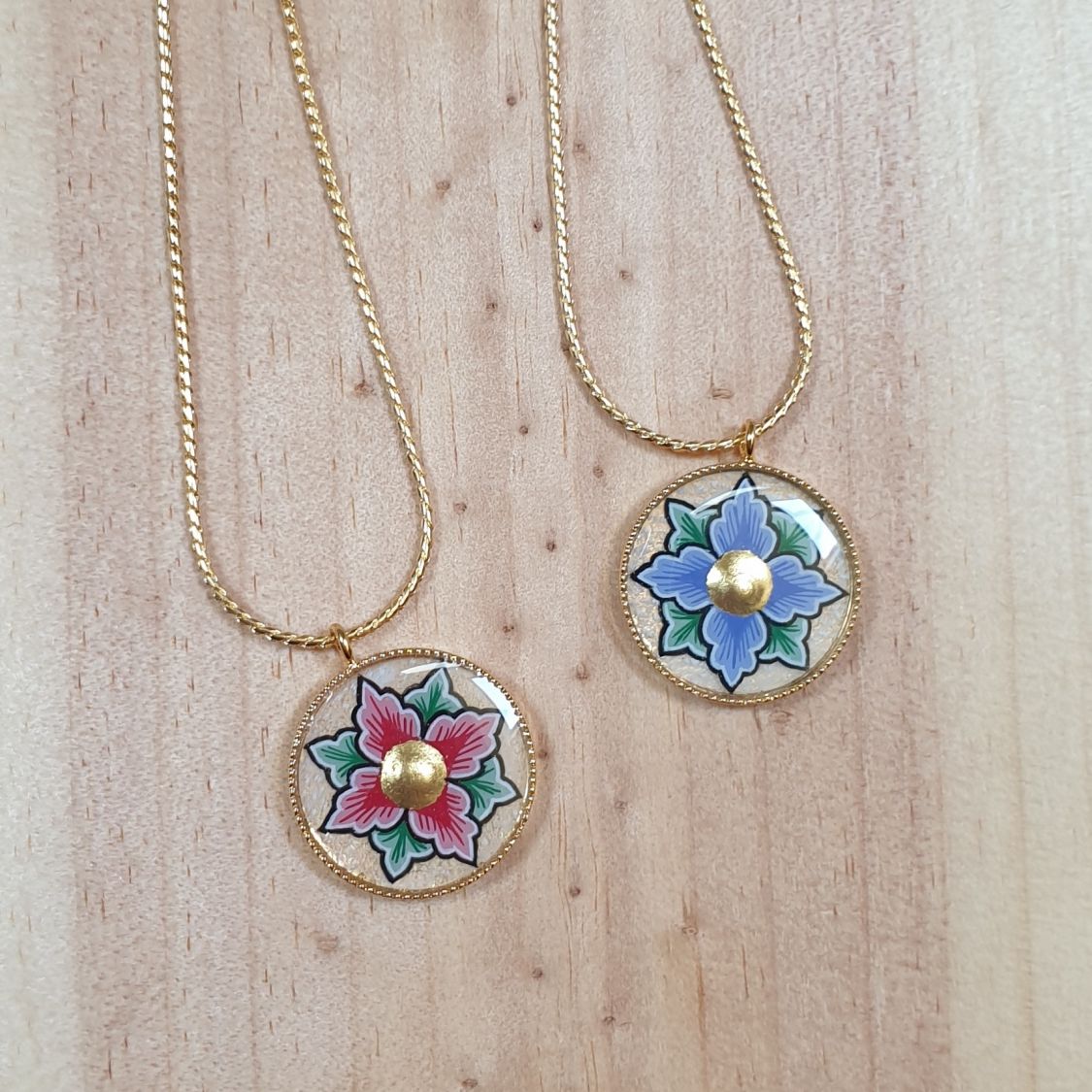 Halsband med rosa eller blå blommor på guldkedja