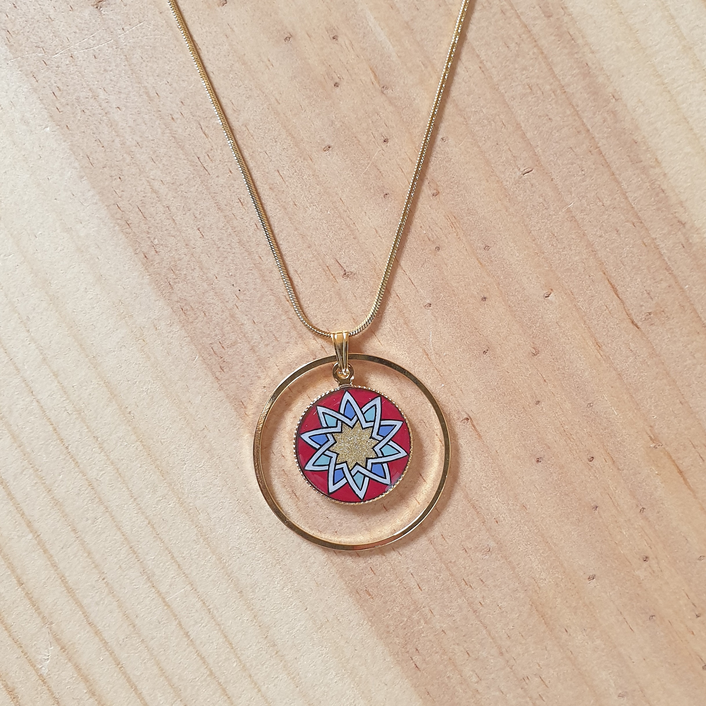 Guld/r&ouml;tt/bl&aring;tt/gr&ouml;nt h&auml;ngande rosetthalsband p&aring; guldkedja