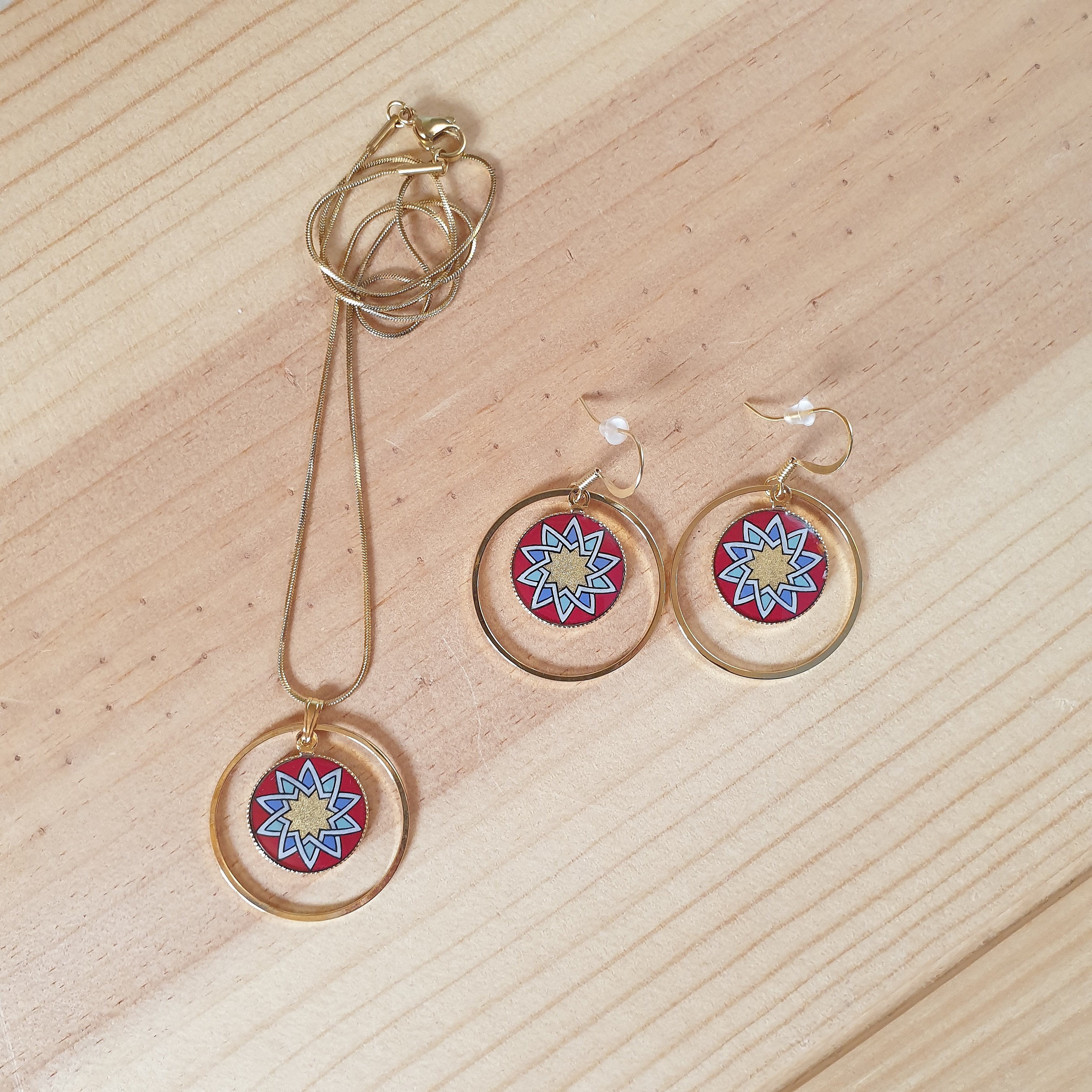 Guld/r&ouml;tt/bl&aring;tt/gr&ouml;nt h&auml;ngande rosetthalsband p&aring; guldkedja