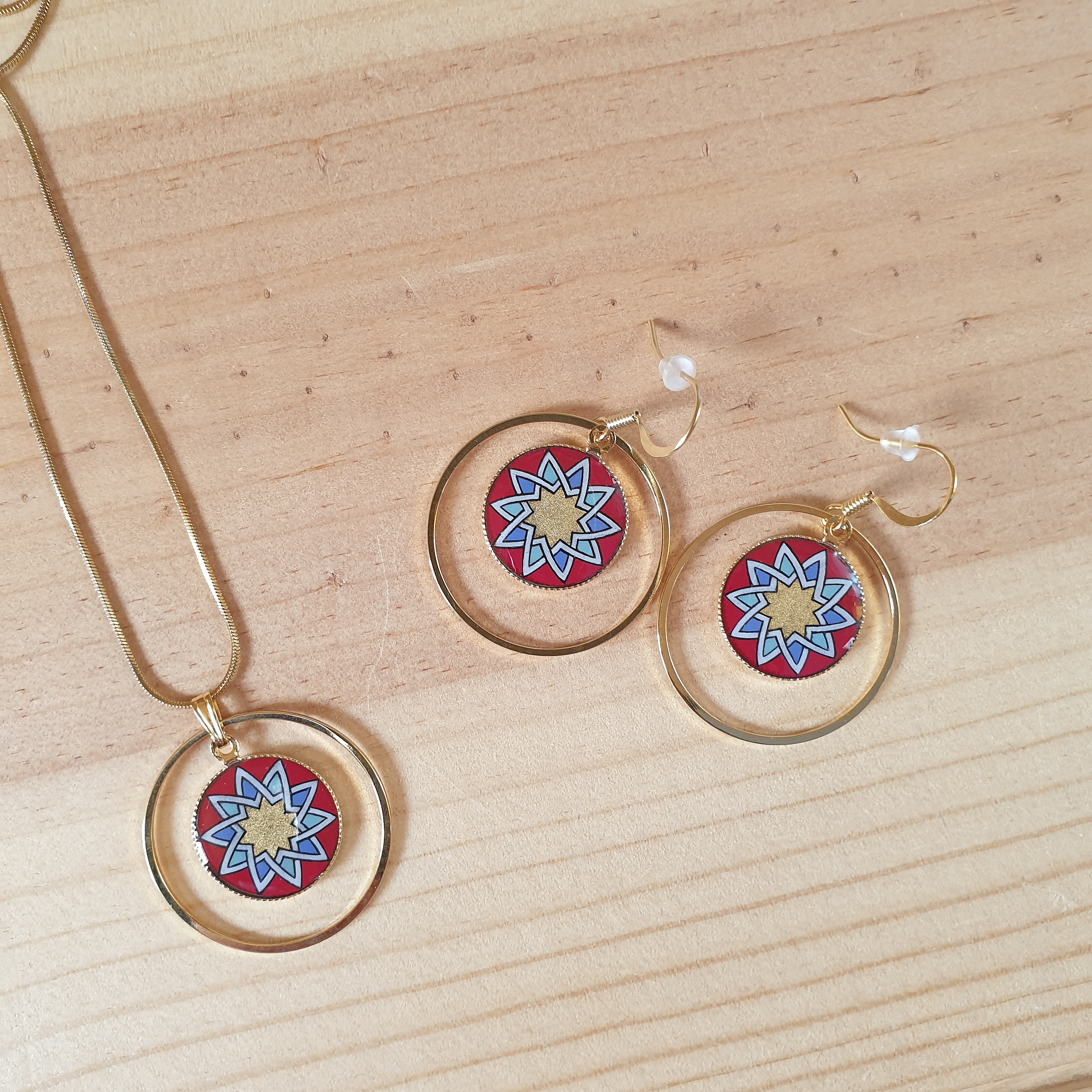 Guld/r&ouml;tt/bl&aring;tt/gr&ouml;nt h&auml;ngande rosetthalsband p&aring; guldkedja