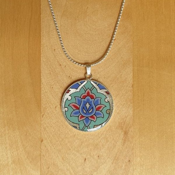 Halsband med blomma och arabesker i grönt/silver/blått/rosa på silverkedja
