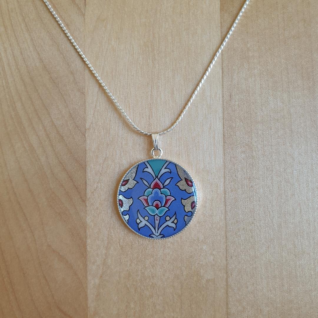 Halsband med blomma och arabeskdesign blå/silver/grön/rosa på silverkedja