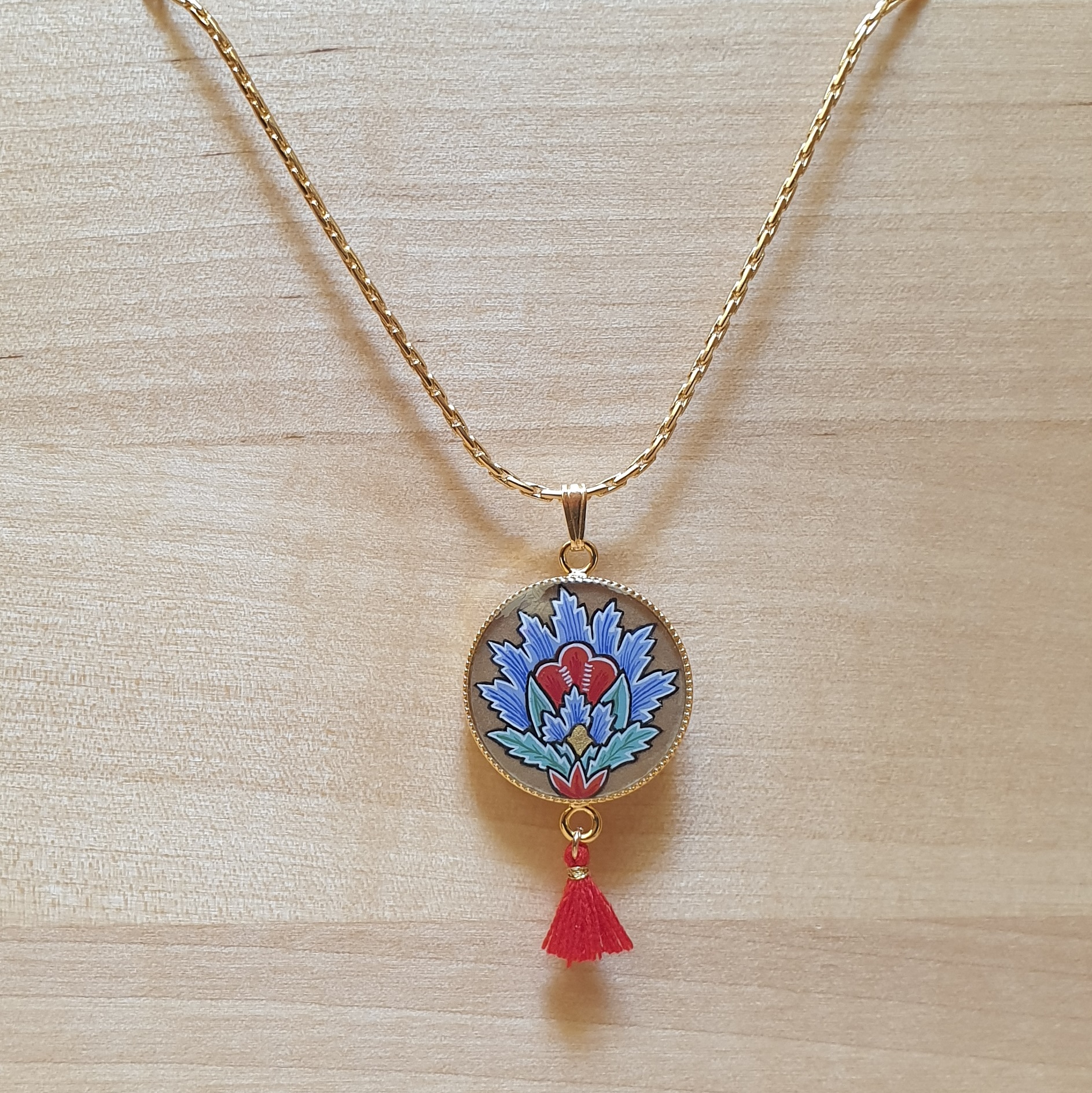 Halsband hänge belyst blå orientalisk blomma