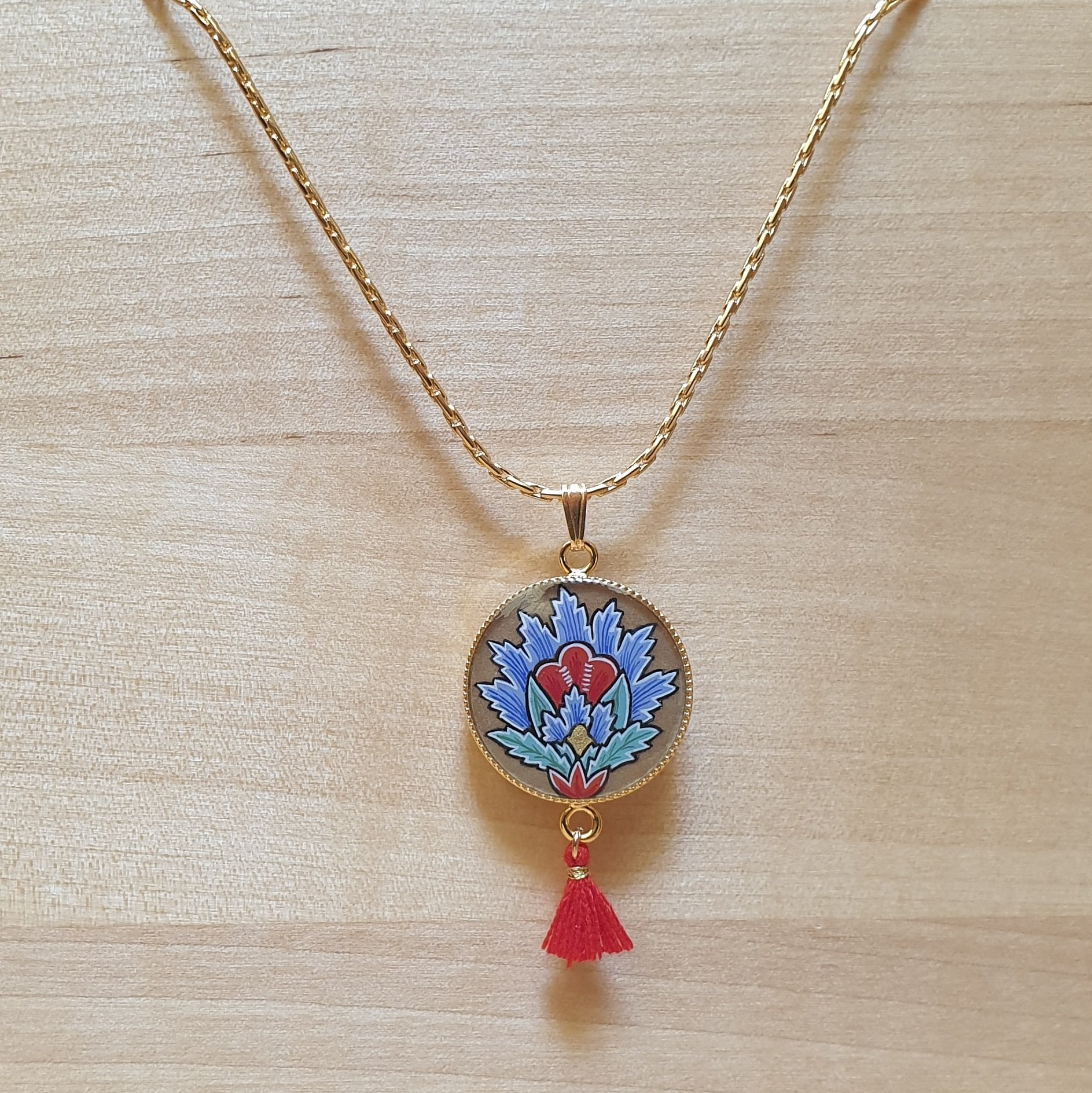 Halsband hänge belyst blå orientalisk blomma