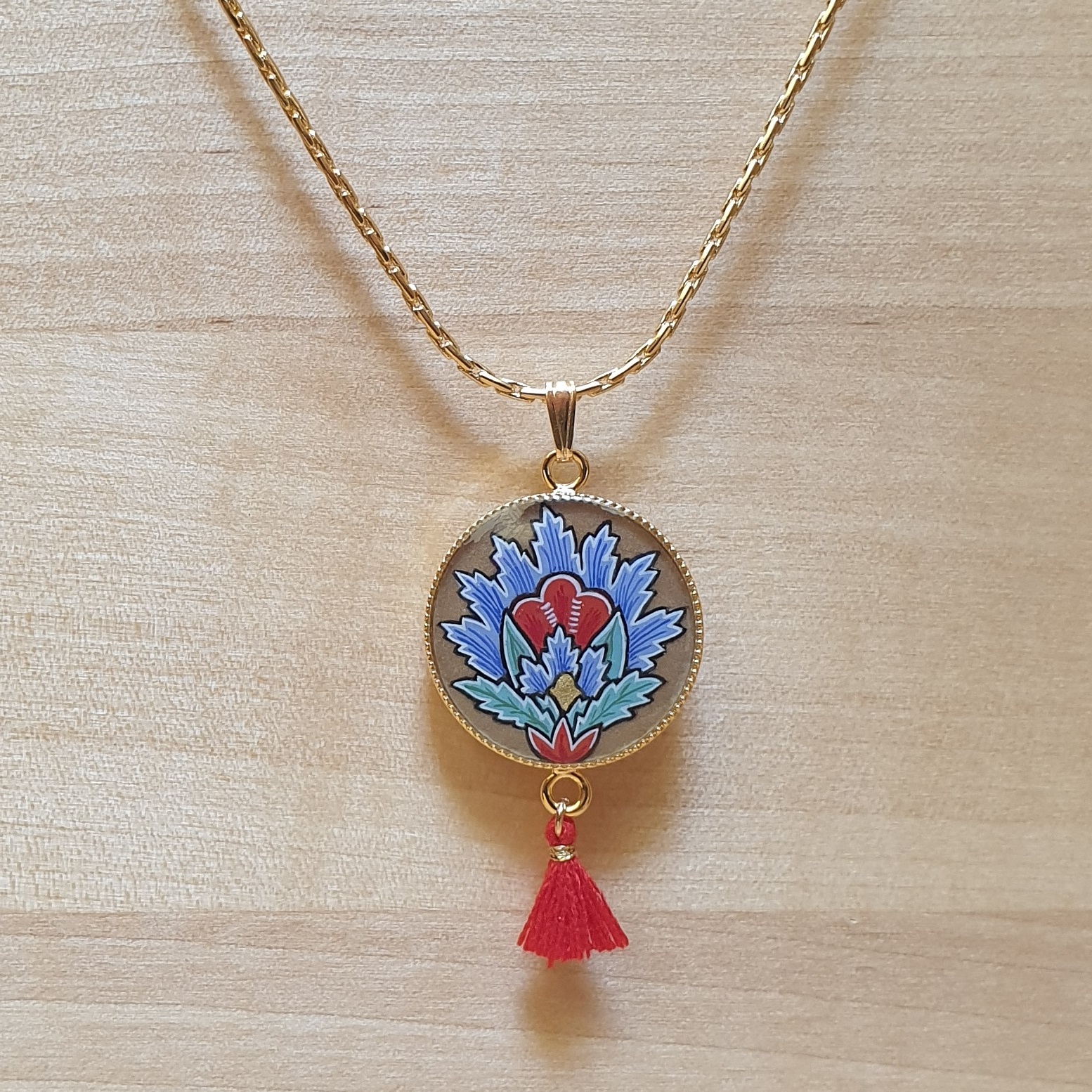 Halsband hänge belyst blå orientalisk blomma
