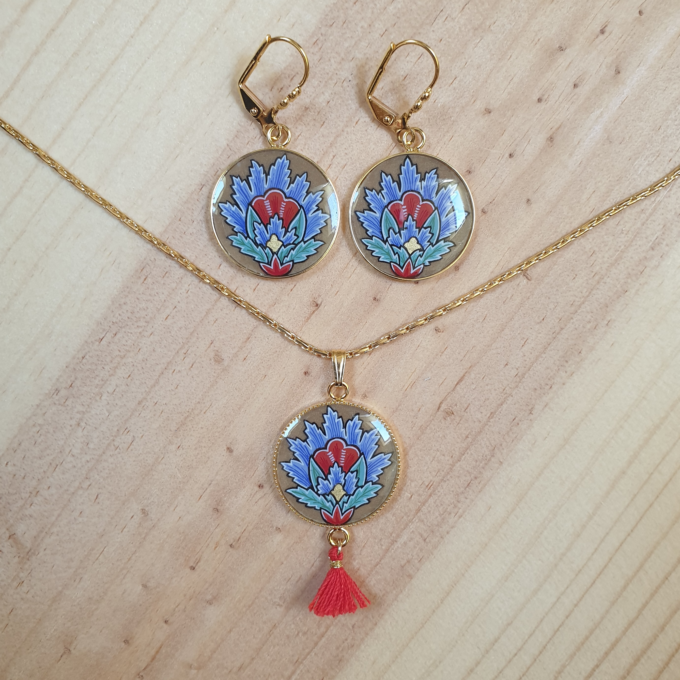 Halsband hänge belyst blå orientalisk blomma