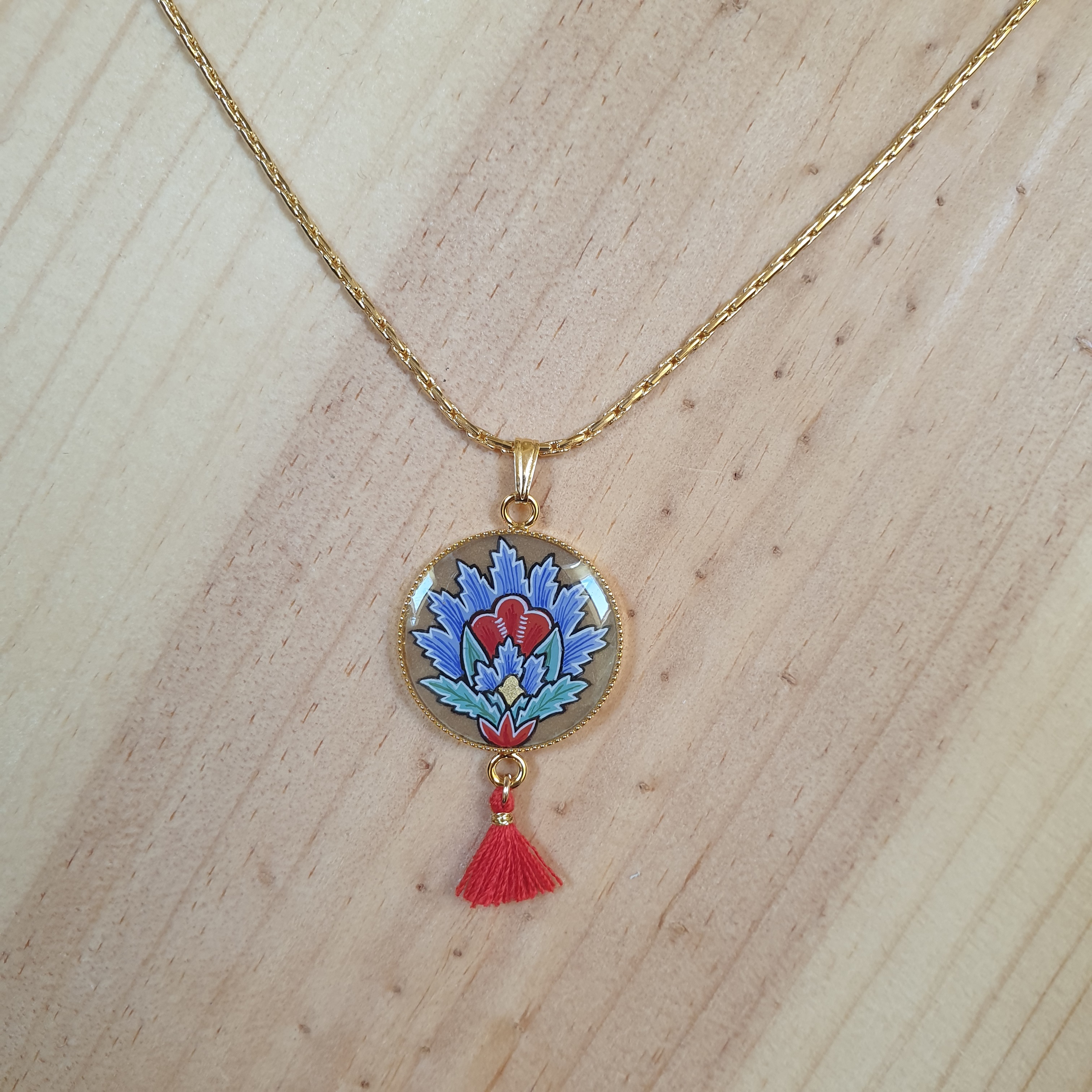 Halsband hänge belyst blå orientalisk blomma