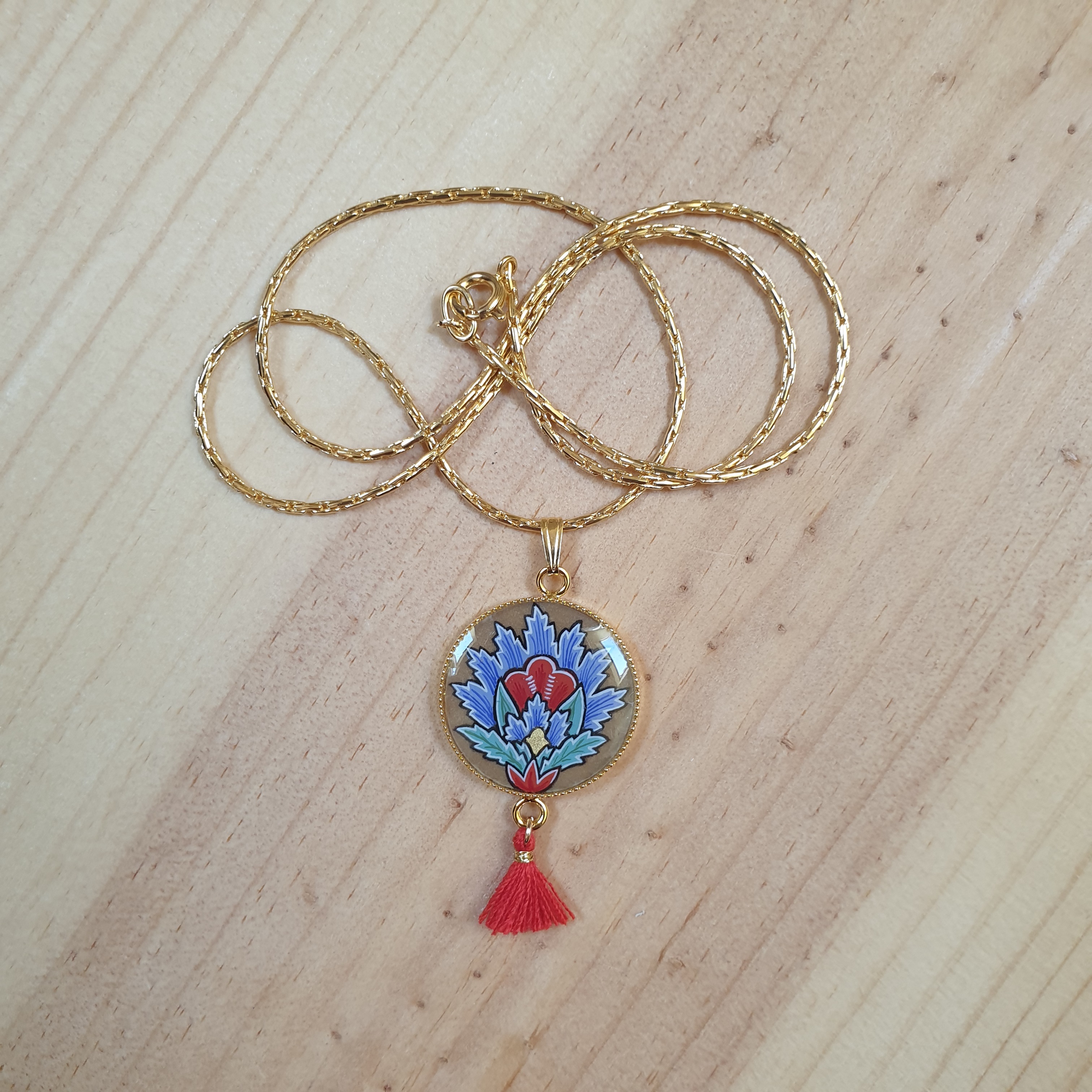 Halsband hänge belyst blå orientalisk blomma