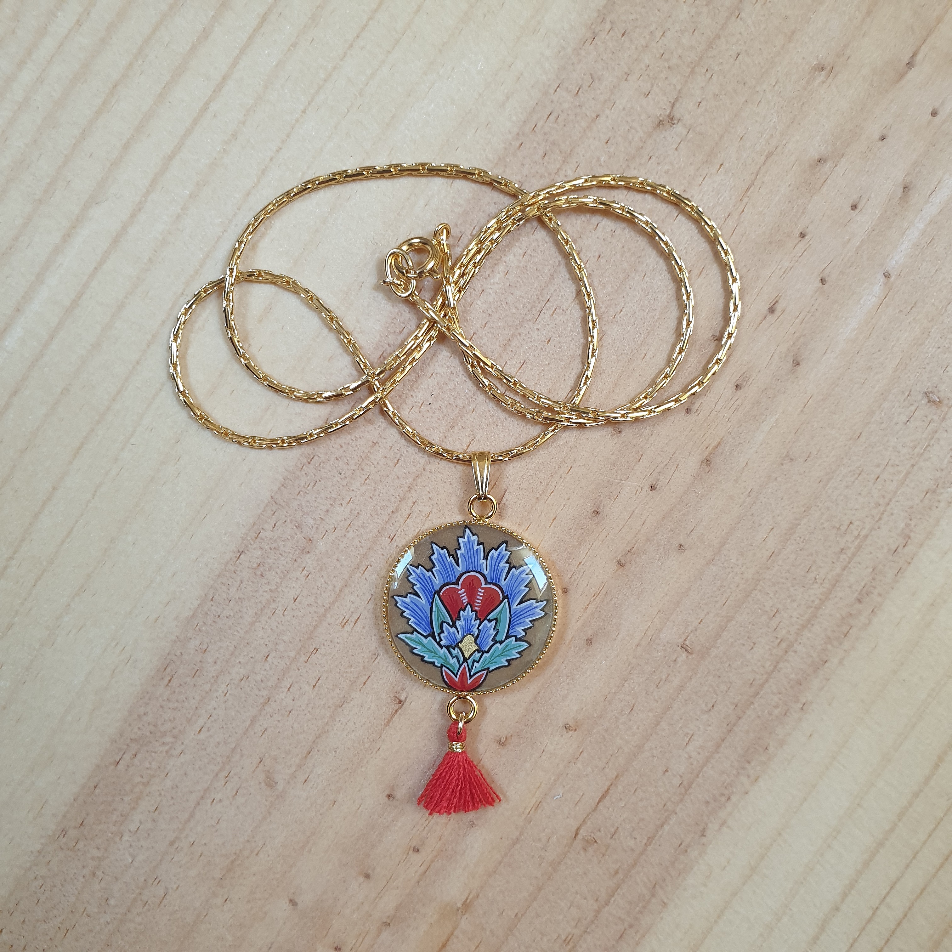 Halsband h&auml;nge belyst bl&aring; orientalisk blomma