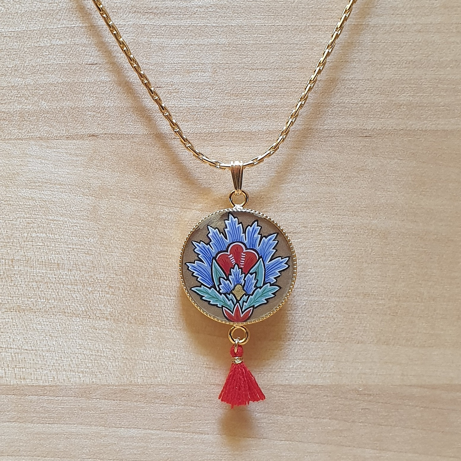 Halsband h&auml;nge belyst bl&aring; orientalisk blomma