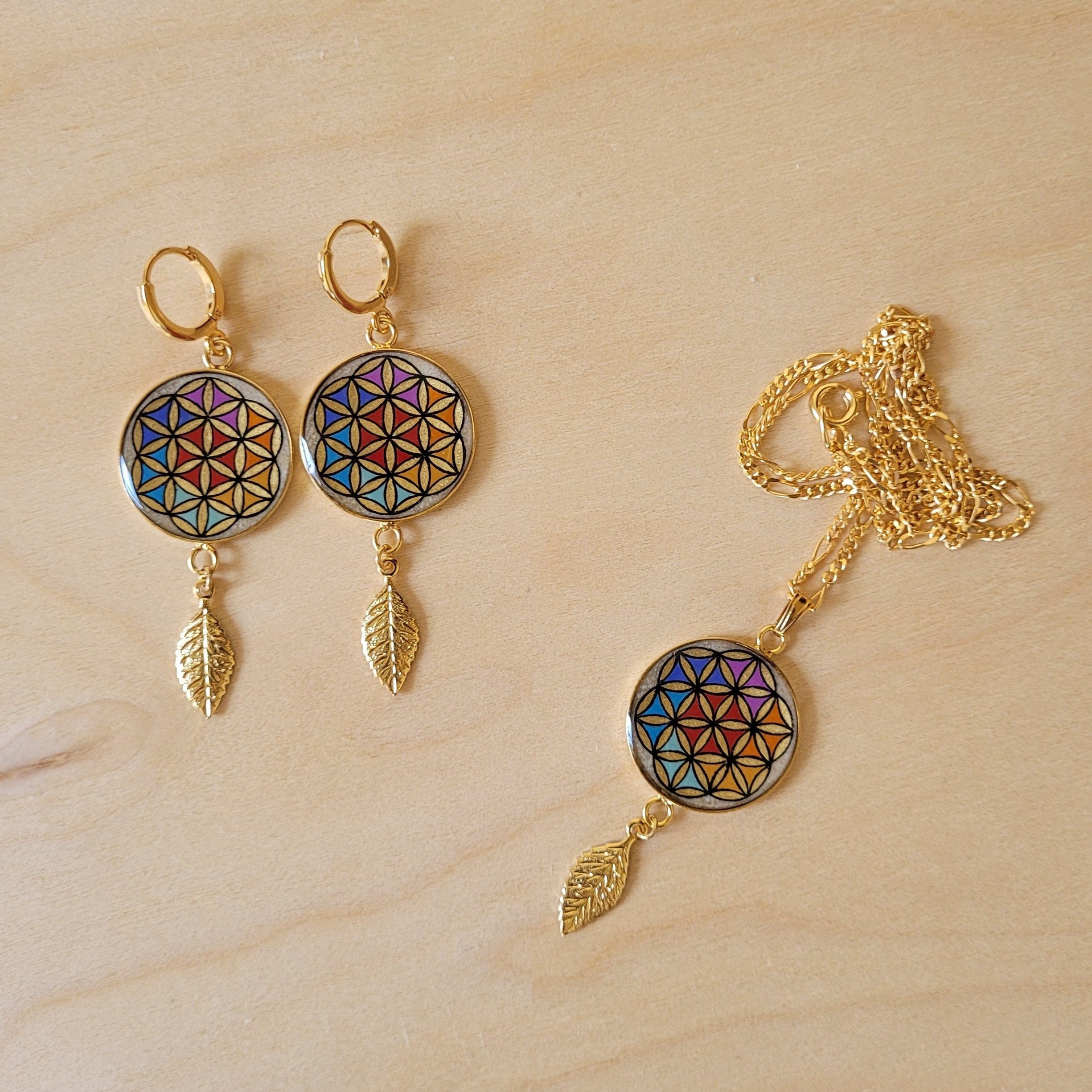 Collier pendentif fleur de vie et feuille or