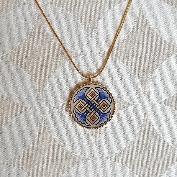 Halsband med h&auml;ngande halsband med bl&aring; palmetter, guld och r&ouml;da fl&auml;tningar p&aring; guldkedja.