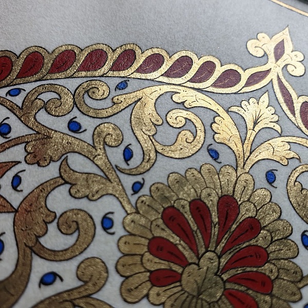 Guld/r&ouml;d/bl&aring; arabesque-belysning