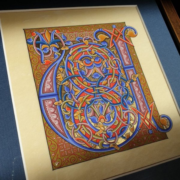 Romanesque illuminated bokstav U inramad