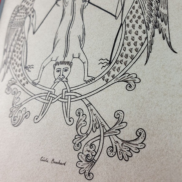 Bokstaven Q i romansk stil, med ljus.