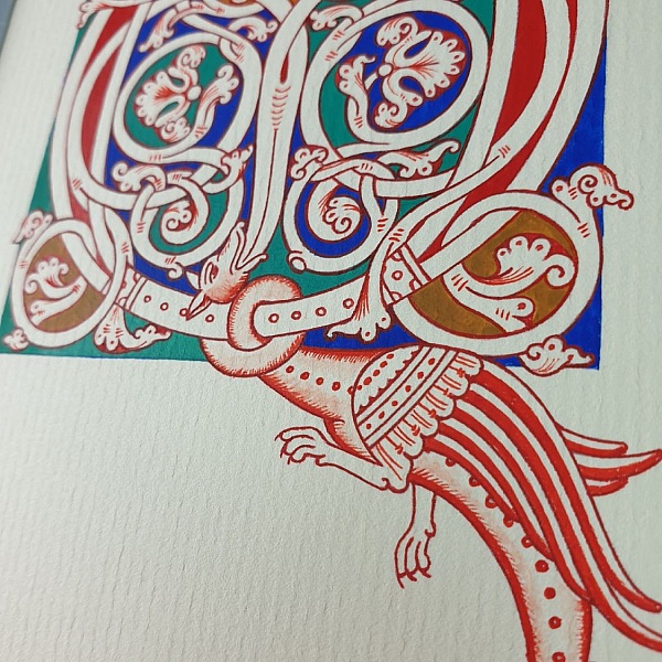 Bokstaven Q i romansk stil, med ljus.