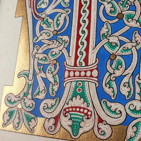 Bokstaven M i romansk stil, med ljus.