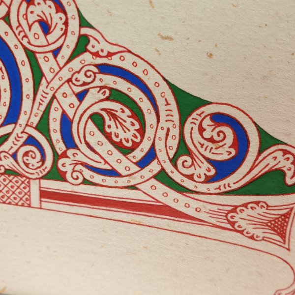 Bokstaven F i romansk stil, med ljus.