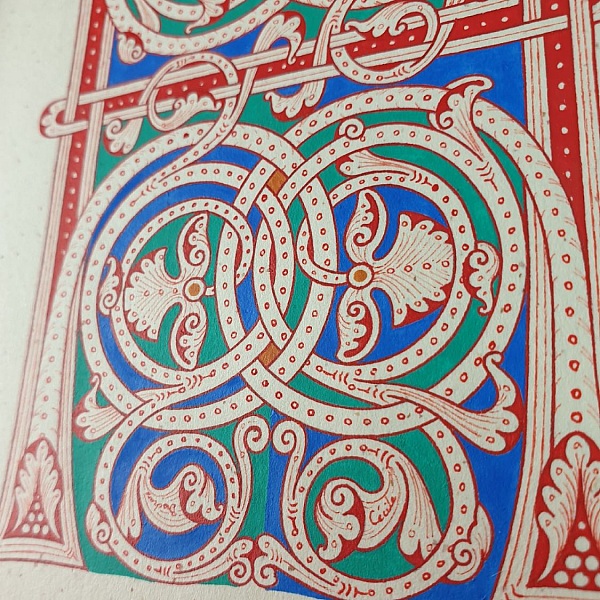 Bokstaven H i romansk stil, med ljus.