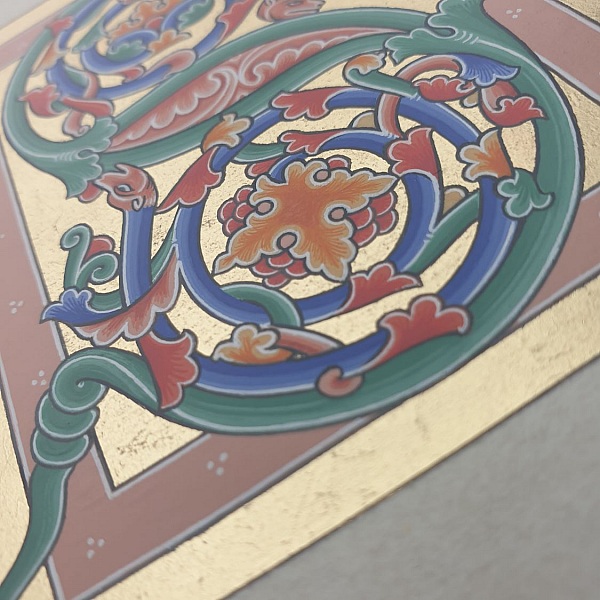 Bokstaven S i romansk stil, med ljus.