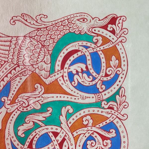 Bokstaven F i romansk stil, med ljus.