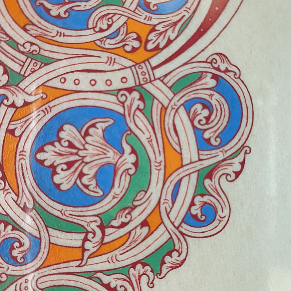 Bokstaven P i romansk stil, med ljus.