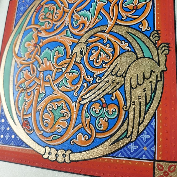 Bokstaven G i romansk stil med ljusskrift