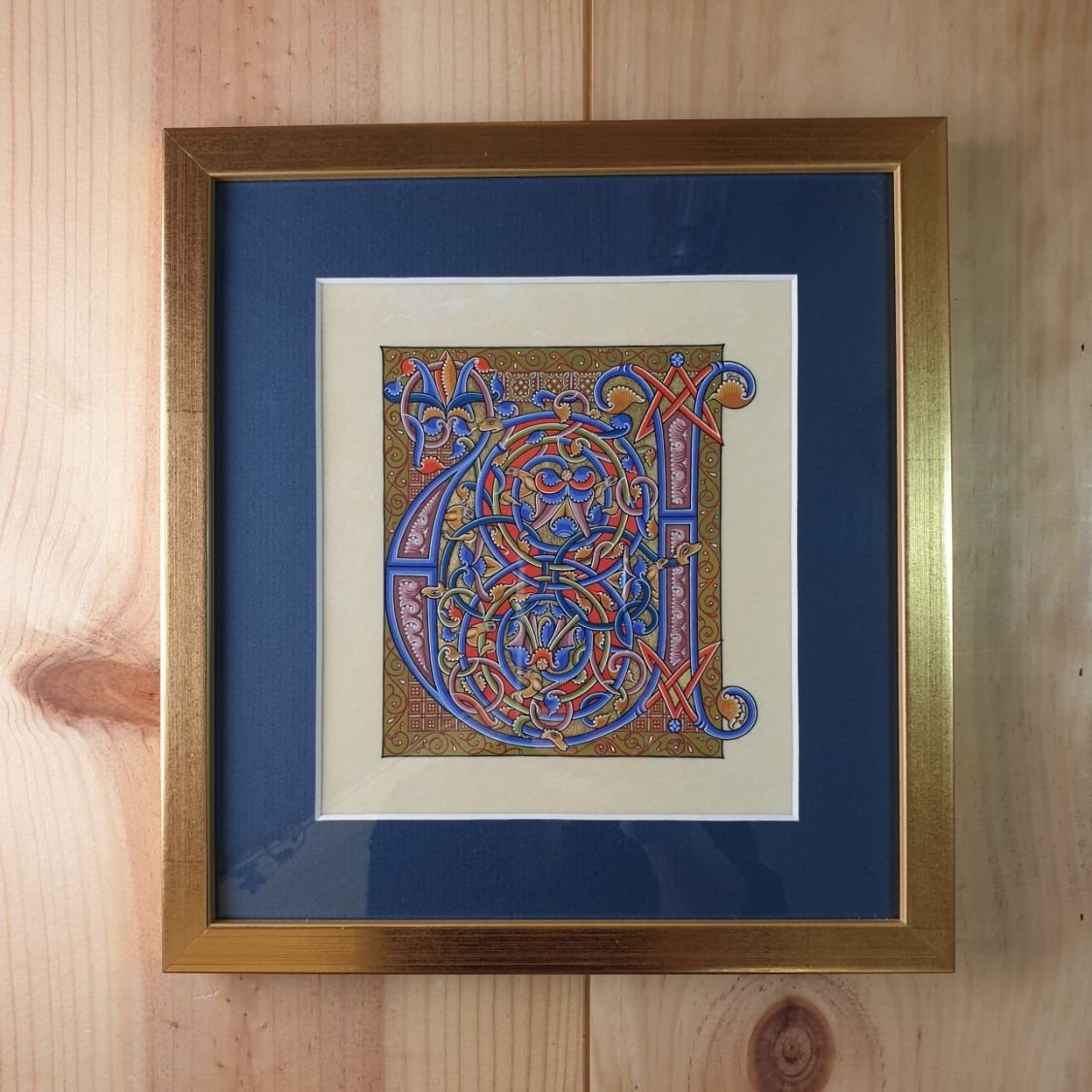 Romanesque illuminated bokstav U inramad